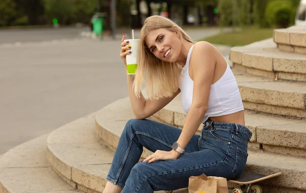 Krásná Blondýnka Městě Pije Limonádu — Stock fotografie