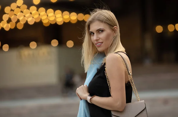 Retrato Cerca Una Hermosa Mujer Rubia Traje Azul Posando Ciudad — Foto de Stock