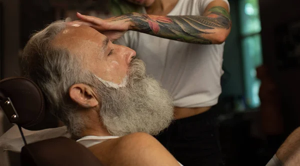 Maestro Corta Pelo Barba Los Hombres Peluquería Peluquería Hace Peinado — Foto de Stock