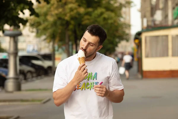 Jeune Homme Positif Mangeant Glace Ville — Photo