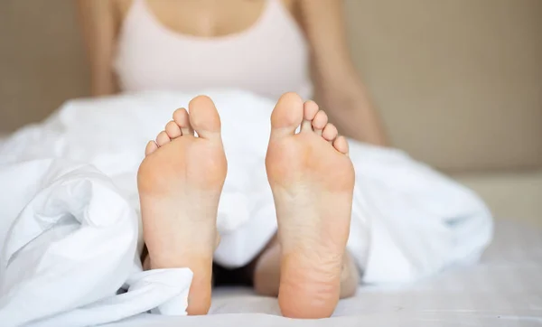 Retrato Mujer Rubia Pijama Descansando Cama — Foto de Stock