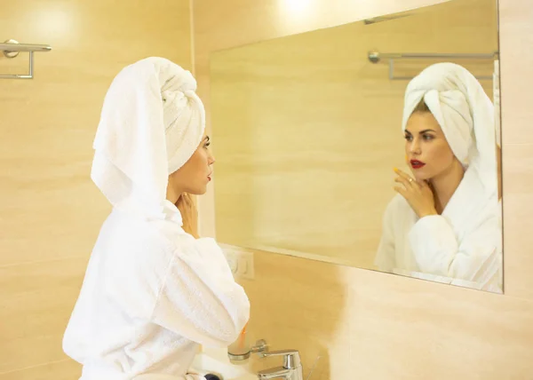 Retrato Mulher Loira Roupão Banho Fazendo Maquiagem Banheiro — Fotografia de Stock