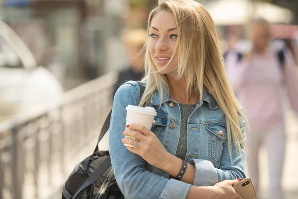 Portret Młodej Blond Kobiety Szarej Sukni Kurtka Dżinsowa Picie Kawy — Zdjęcie stockowe