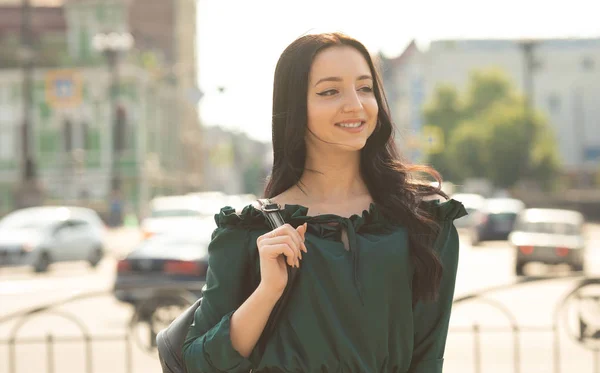 Güzel Genç Esmer Bir Kadın Gülümsüyor Şehre Bakıyor — Stok fotoğraf