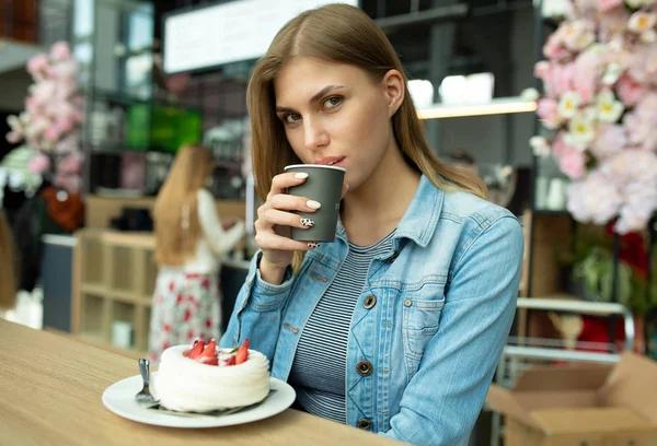 Retrato Una Mujer Rubia Comiendo Pastel Tomando Café Cafetería — Foto de Stock