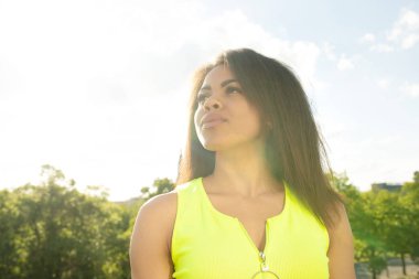 Fit mulatto kadın açık havada poz