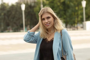 Şehirde poz mavi kıyafetli Pretty sarışın kadın