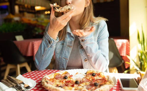 Porträtt Blond Kvinna Som Äter Nybakad Pizza Kaféet — Stockfoto