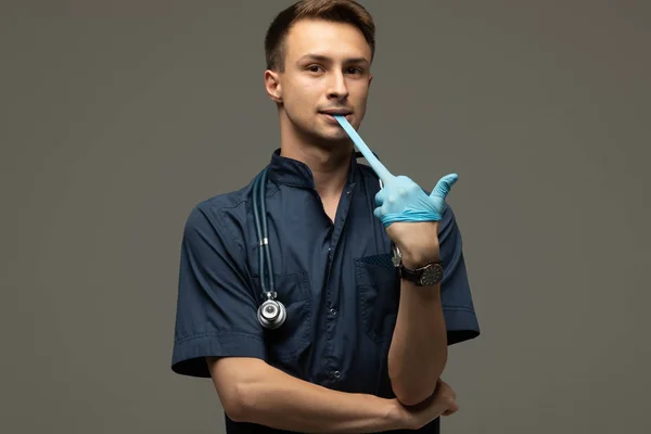 Jonge Mannelijke Arts Die Medische Handschoenen Aantrekt Zich Voorbereidt Het — Stockfoto