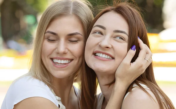 Afbeelding Van Twee Jonge Vrolijke Vriendinnen Die Buiten Staan Beste — Stockfoto