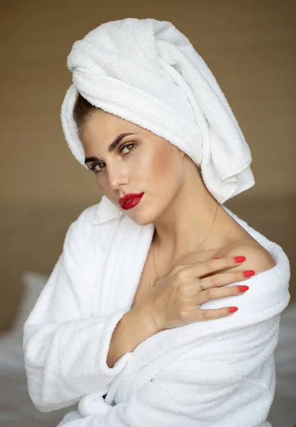 Retrato Mulher Loira Com Maquiagem Brilhante Roupão Posando Quarto Hotel — Fotografia de Stock