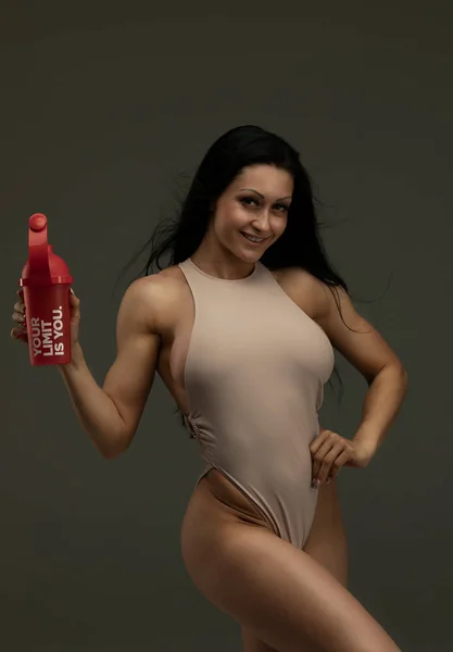 Brunett Sport Flicka Bodysuit Med Fitness Shaker Attraktiv Ung Kvinna — Stockfoto