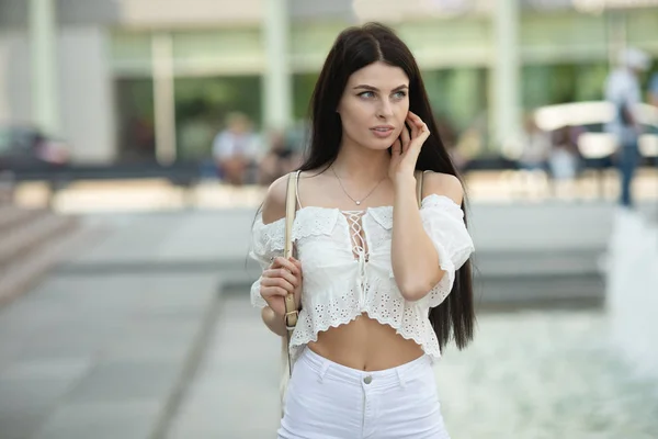 Retrato Mujer Morena Delgada Pantalones Cortos Blancos Parte Superior Posando — Foto de Stock
