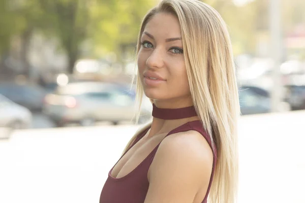 Porträtt Ung Blond Kvinna Bourgogne Klänning Poserar Urban Bakgrund — Stockfoto