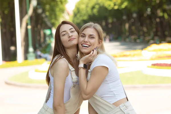 Image Deux Jeunes Amies Heureuses Debout Plein Air Meilleurs Amis — Photo