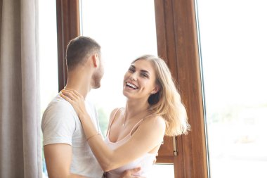 Sabah pencerede duran pijama güzel çift