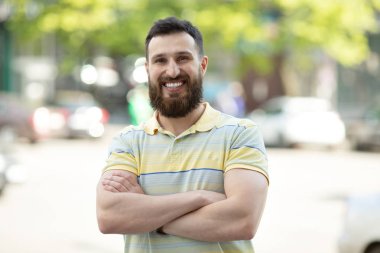 Parkta poz çizgili t-shirt genç sakallı adam