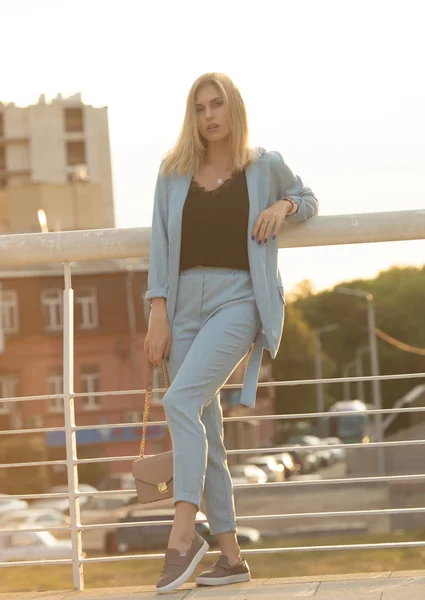 Красива Блондинка Блакитному Вбранні Позує Місті — стокове фото
