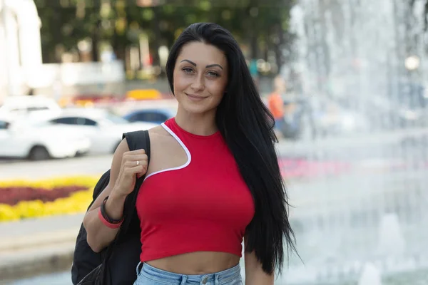 Linda Morena Jovem Turista Andando Rua — Fotografia de Stock