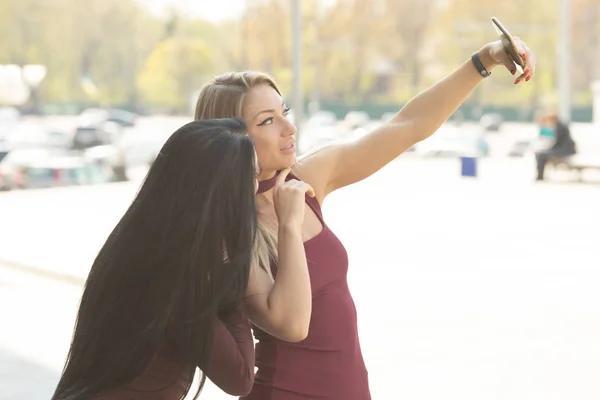 Dwie Piękne Młode Kobiety Robiące Sobie Selfie Świeżym Powietrzu — Zdjęcie stockowe