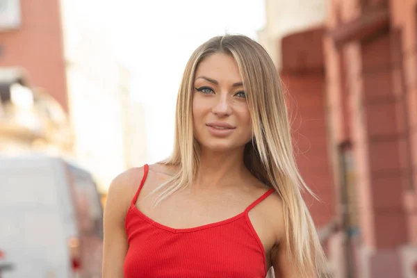 Pretty Blonde Woman Posing Urban Background Summer — Stock Photo, Image