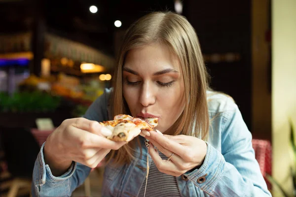 Retrato Mulher Loira Comendo Pizza Assada Fresca Café — Fotografia de Stock