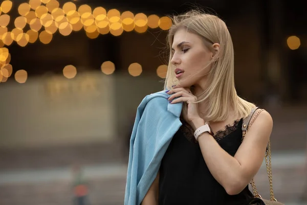 Retrato Cerca Una Hermosa Mujer Rubia Traje Azul Posando Ciudad —  Fotos de Stock