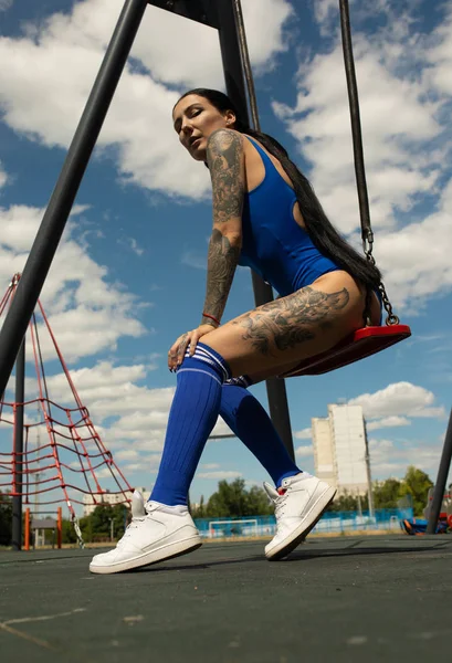 Menina Moda Retrato Bela Jovem Tatuado Hipster Menina Maiô Azul — Fotografia de Stock