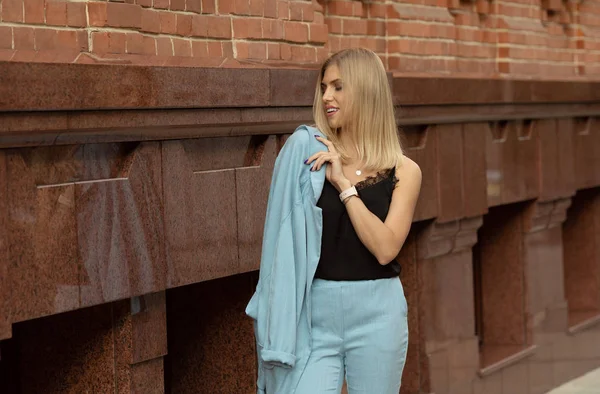 Ganska Blond Kvinna Blå Outfit Poserar Staden — Stockfoto