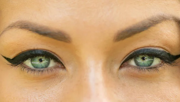 Portrait Jeune Femme Blonde Avec Maquillage Des Yeux Doublé — Photo