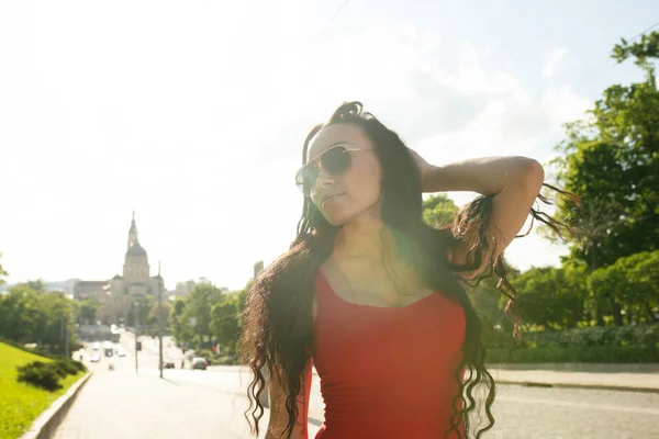 Fit Mulata Mulher Com Cabelos Longos Posando Livre — Fotografia de Stock