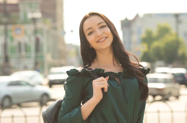 Schöne Lächelnde Junge Brünette Frau Fuß Der Stadt — Stockfoto