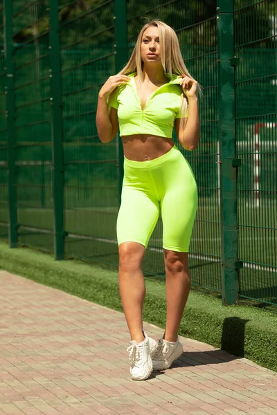 Young Blonde Fit Woman Neon Yellow Outfit Posing Park — Stock Photo, Image