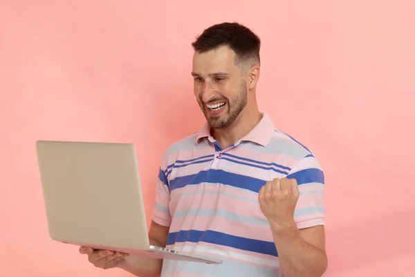 Jovem Sorridente Homem Segurando Laptop Fundo Rosa — Fotografia de Stock