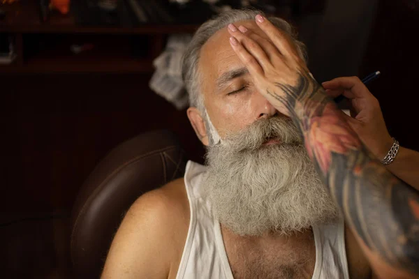 Master Cuts Hair Beard Men Barbershop Hairdresser Makes Hairstyle Old — Stock Photo, Image