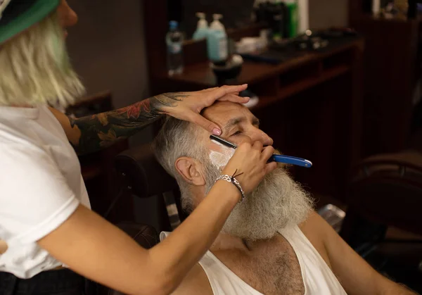 Maestro Corta Pelo Barba Los Hombres Peluquería Peluquería Hace Peinado — Foto de Stock