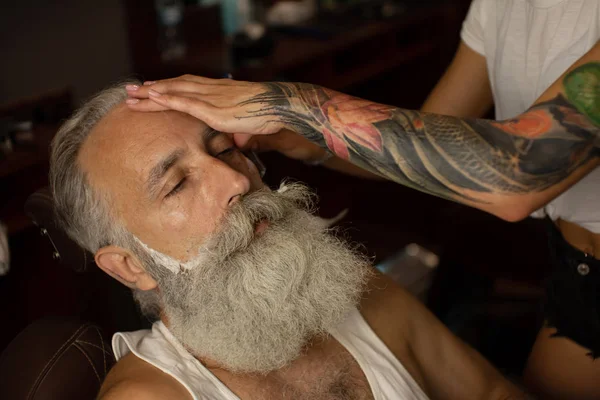 Hombre Mayor Visitando Estilista Peluquería — Foto de Stock