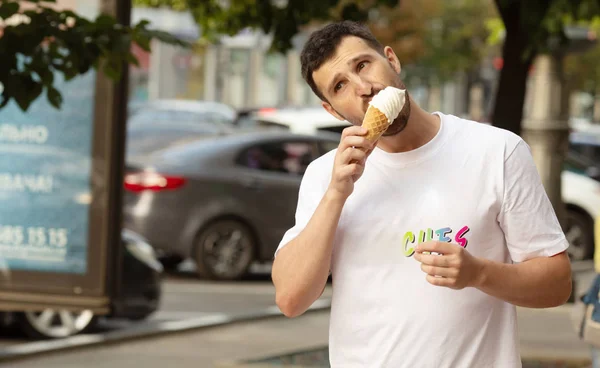 Mladý Pozitivní Muž Pojídáním Zmrzliny Městě — Stock fotografie