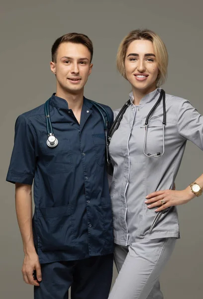 Gelukkig Medisch Personeel Portret Van Twee Artsen Witte Jassen Grijze — Stockfoto