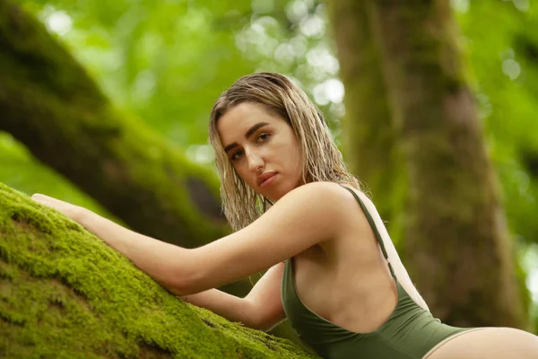 Mulher Maiô Sem Costura Verde Posando Árvore Musgosa Floresta — Fotografia de Stock