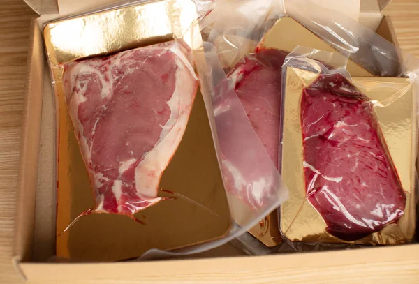 Diferentes Tipos Carne Fresca Crua Bifes Cutelo Carne Fundo Madeira — Fotografia de Stock