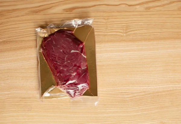 Surowe Mięso Pakowane Próżniowo Steki Drewnianej Desce — Zdjęcie stockowe