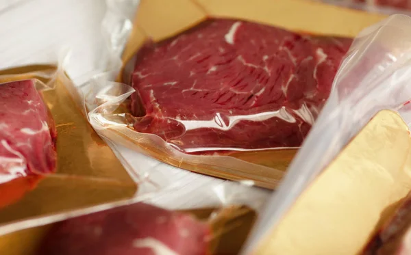 Surowe Mięso Pakowane Próżniowo Steki Drewnianej Desce — Zdjęcie stockowe