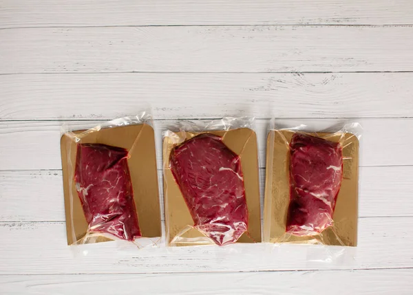 Стейки Сырого Мяса Мясной Тесак Деревянном Фоне — стоковое фото