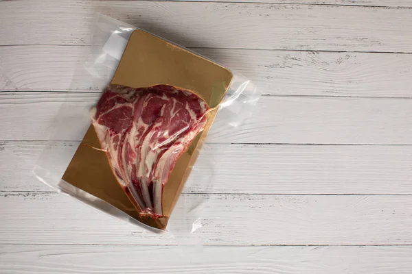 Carne Cruda Envasada Vacío Filetes Una Tabla Madera —  Fotos de Stock