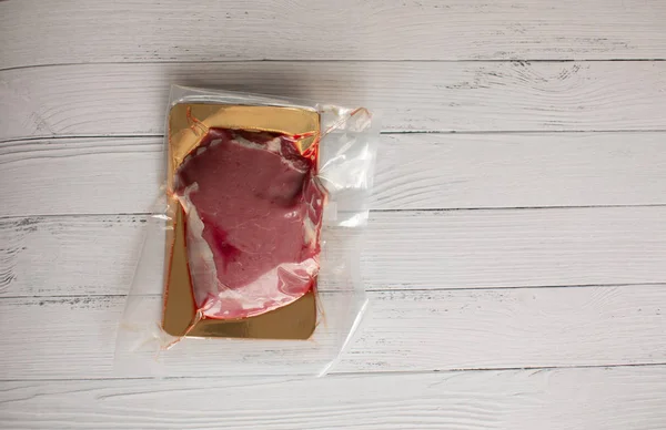 Carne Cruda Envasada Vacío Filetes Una Tabla Madera —  Fotos de Stock