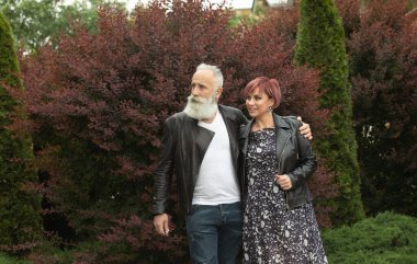 Aşık mutlu son sınıf çifti. Dışarıya park et..
