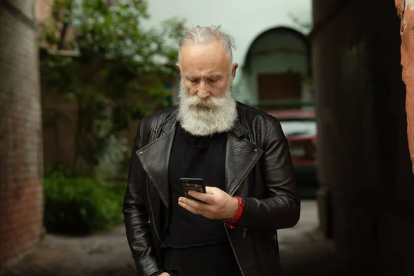 Взрослый Мужчина Бородой Помощью Смартфона — стоковое фото