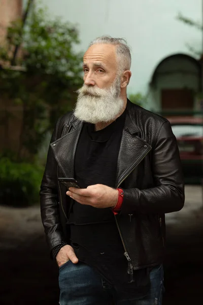 Bearded Older Man Using Smartphone — Stock Photo, Image