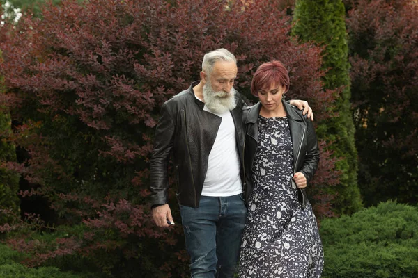 Glada Äldre Par Förälskade Parkera Utomhus — Stockfoto